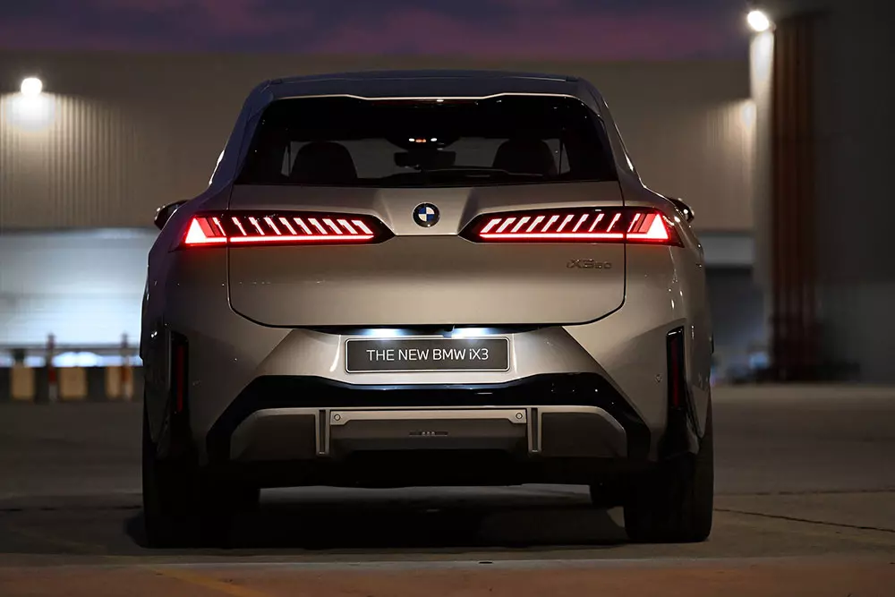 BMW iX3 lần đầu tiên đặt chân đến Đông Nam Á, giá từ 2,95 tỷ đồng - Ảnh 17.