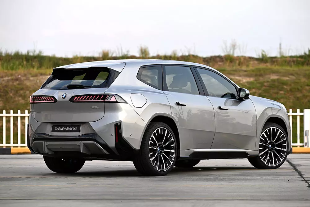 BMW iX3 lần đầu tiên đặt chân đến Đông Nam Á, giá từ 2,95 tỷ đồng - Ảnh 2.
