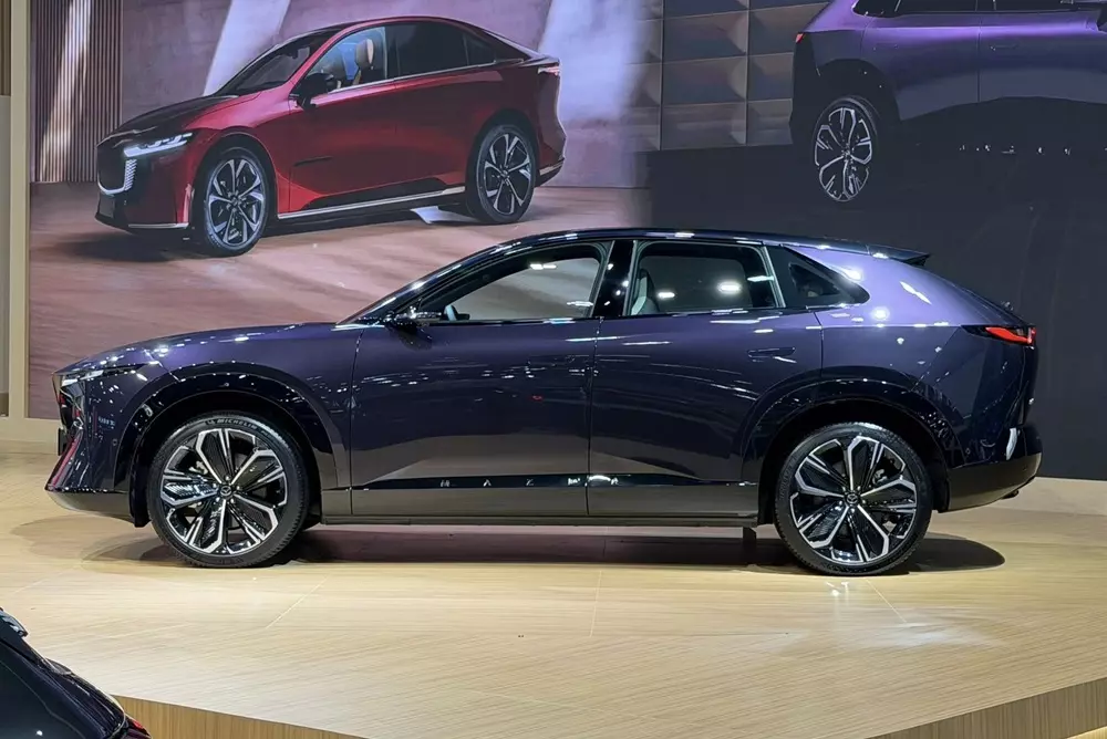 SUV hạng trung Mazda CX-6e được trưng bày tại Thái Lan, bán ra vào cuối năm nay - Ảnh 2.