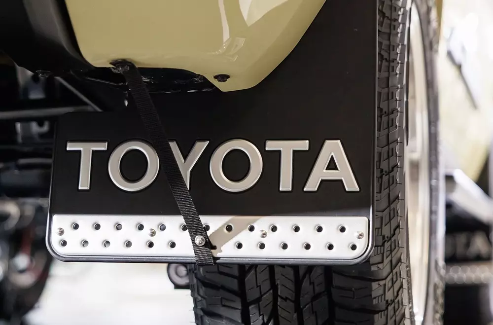 Cận cảnh Toyota Land Cruiser FJ phiên bản Legend với thiết kế nổi bật hơn - Ảnh 4.