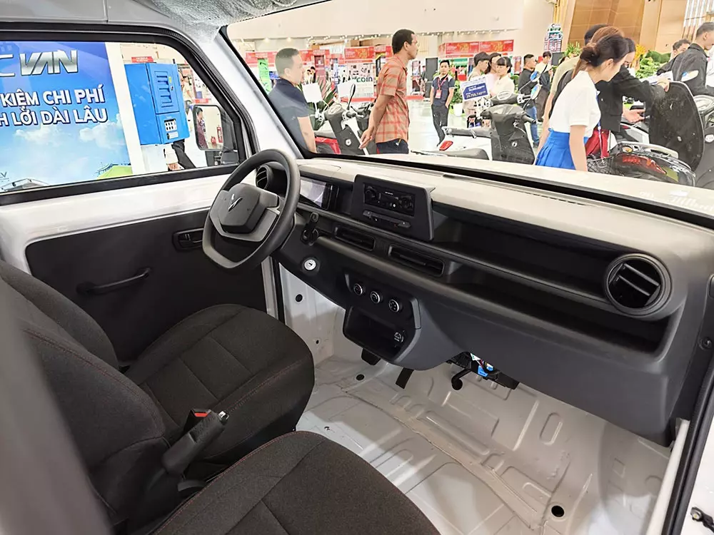 VinFast EC Van phiên bản cửa lùa mới được trưng bày tại Trung tâm Triển lãm Việt Nam - Ảnh 7.