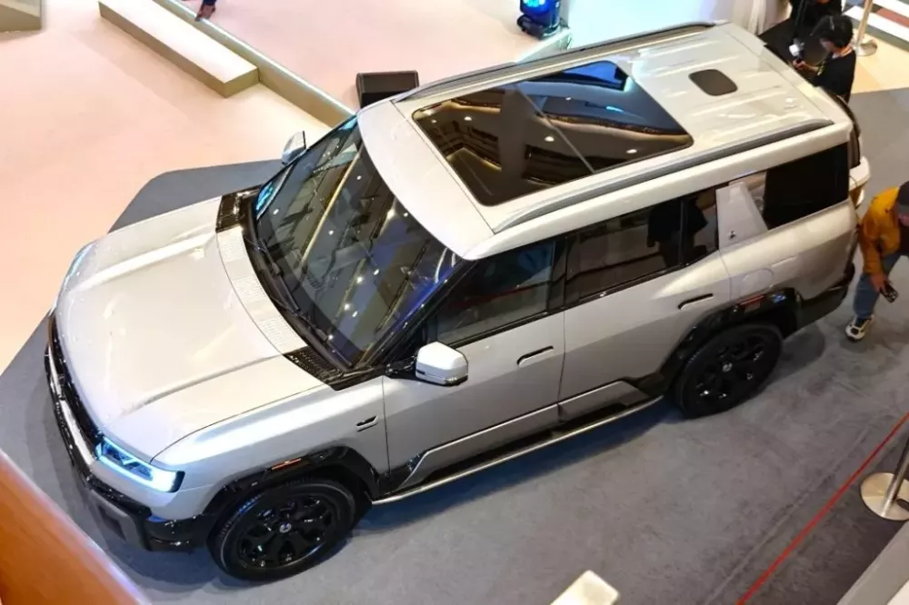 BYD Denza B8 được bán tại Đông Nam Á, kích thước lớn hơn Toyota Land Cruiser, chạy 115 km không tốn xăng - Ảnh 5. BYD Denza B8 được bán tại Đông Nam Á, kích thước lớn hơn Toyota Land Cruiser, chạy 115 km không tốn xăng - Ảnh 5.