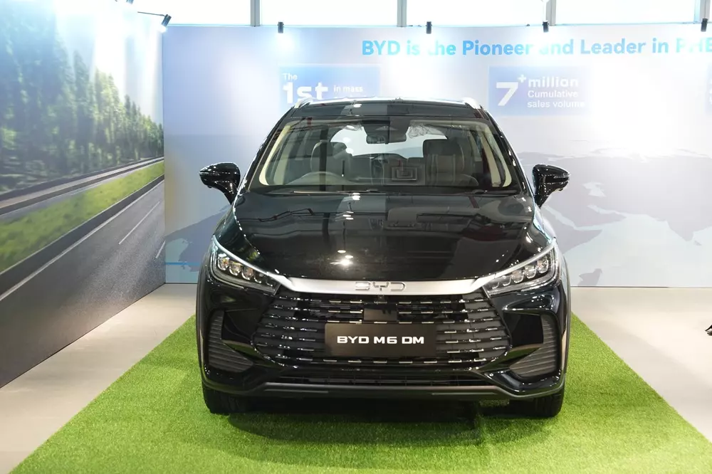 Mẫu MPV 7 chỗ BYD M6 đang bán ở Việt Nam có thêm phiên bản chỉ tiêu thụ 1,53 lít xăng/100 km - Ảnh 2.