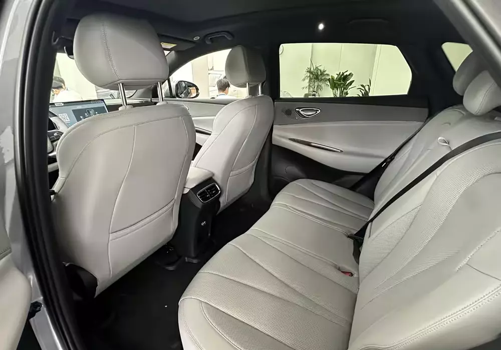 Hàng ghế sau của BYD Sealion 06 DM-i 2026 khá rộng rãi Hàng ghế sau của BYD Sealion 06 DM-i 2026 khá rộng rãi