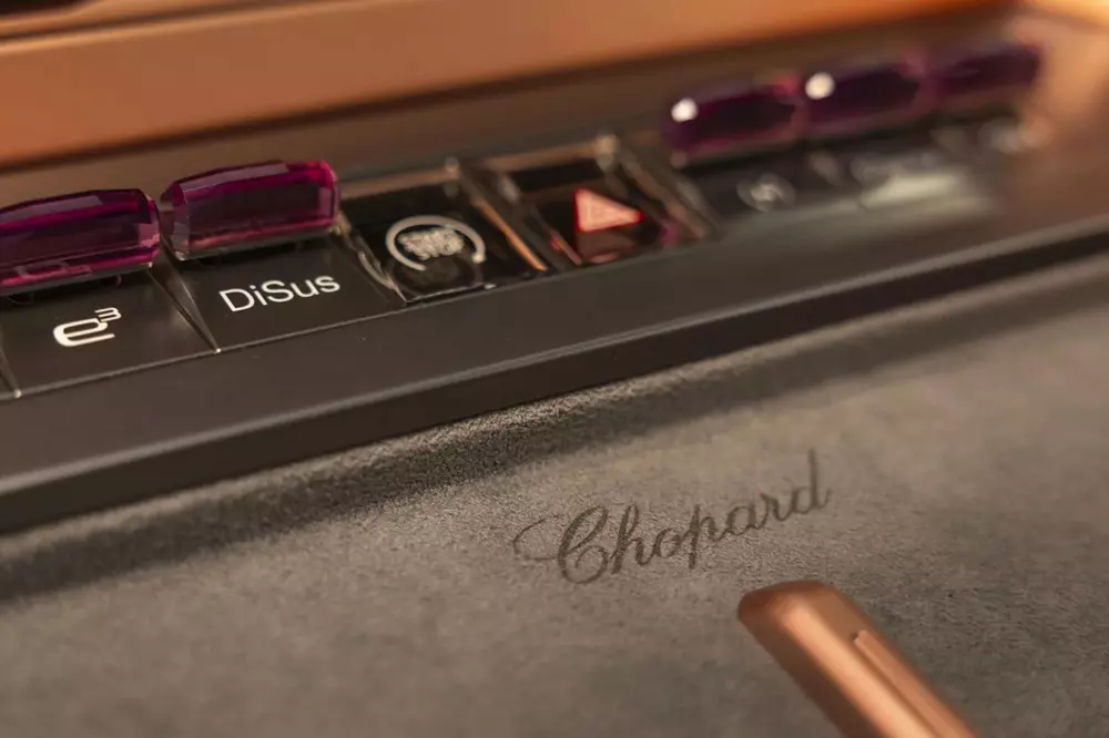 Bề mặt sạc không dây mang dấu ấn thương hiệu Chopard của chiếc BYD Denza Z9 GT