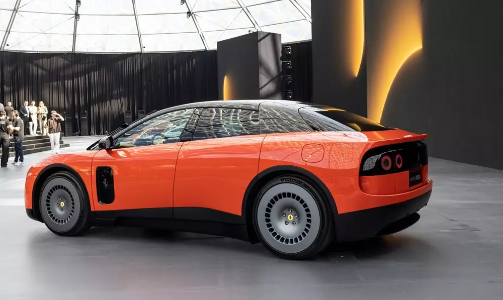 Ferrari Luce sở hữu kích thước khá lớn
