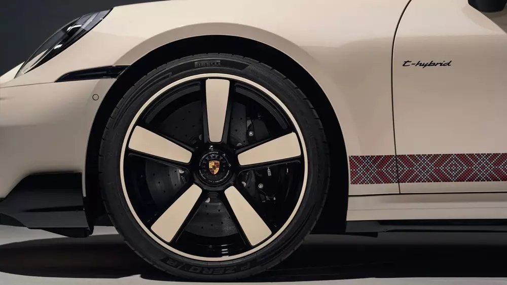 Porsche 911 Turbo S Sadu Edition trình làng, kết hợp động cơ 701 mã lực với nghề thủ công lâu đời - Ảnh 3. Porsche 911 Turbo S Sadu Edition trình làng, kết hợp động cơ 701 mã lực với nghề thủ công lâu đời - Ảnh 3.
