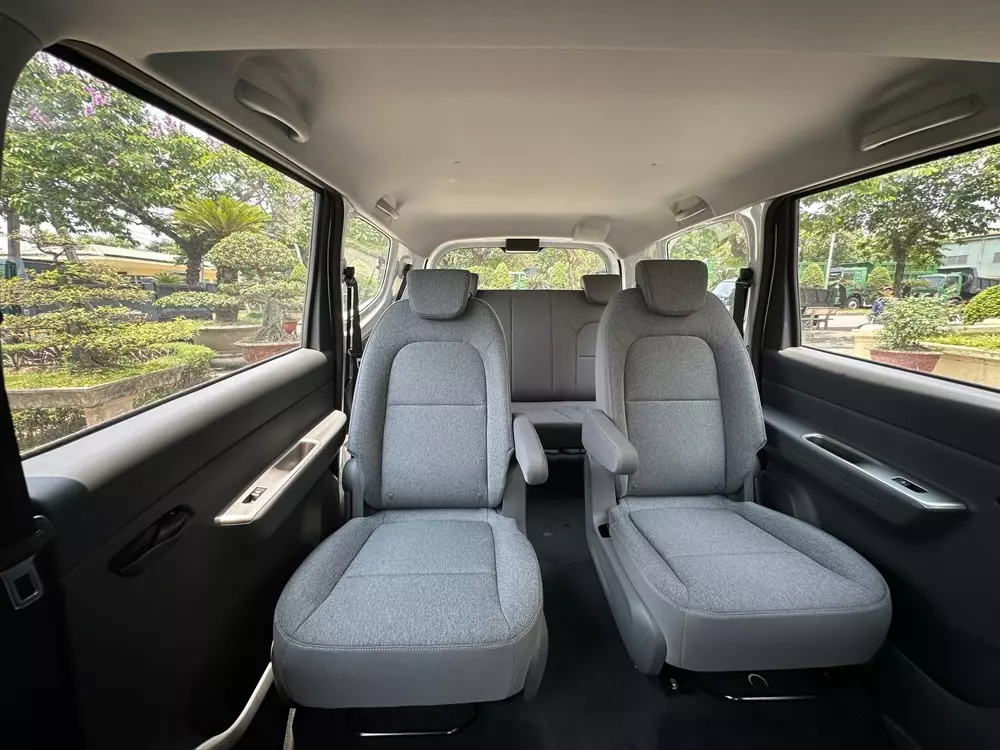 Wuling Grango sở hữu 2 ghế độc lập ở hàng ghế giữa, tạo lối đi xuống hàng ghế cuối