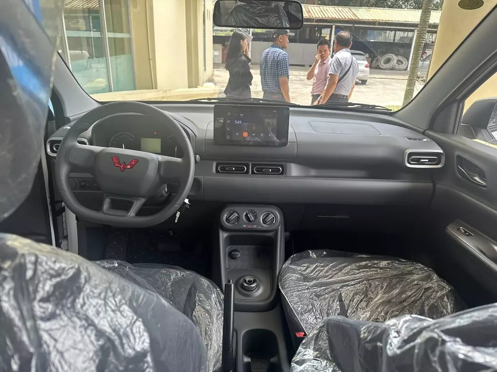 Khoang lái khá đơn sơ của Wuling Grango